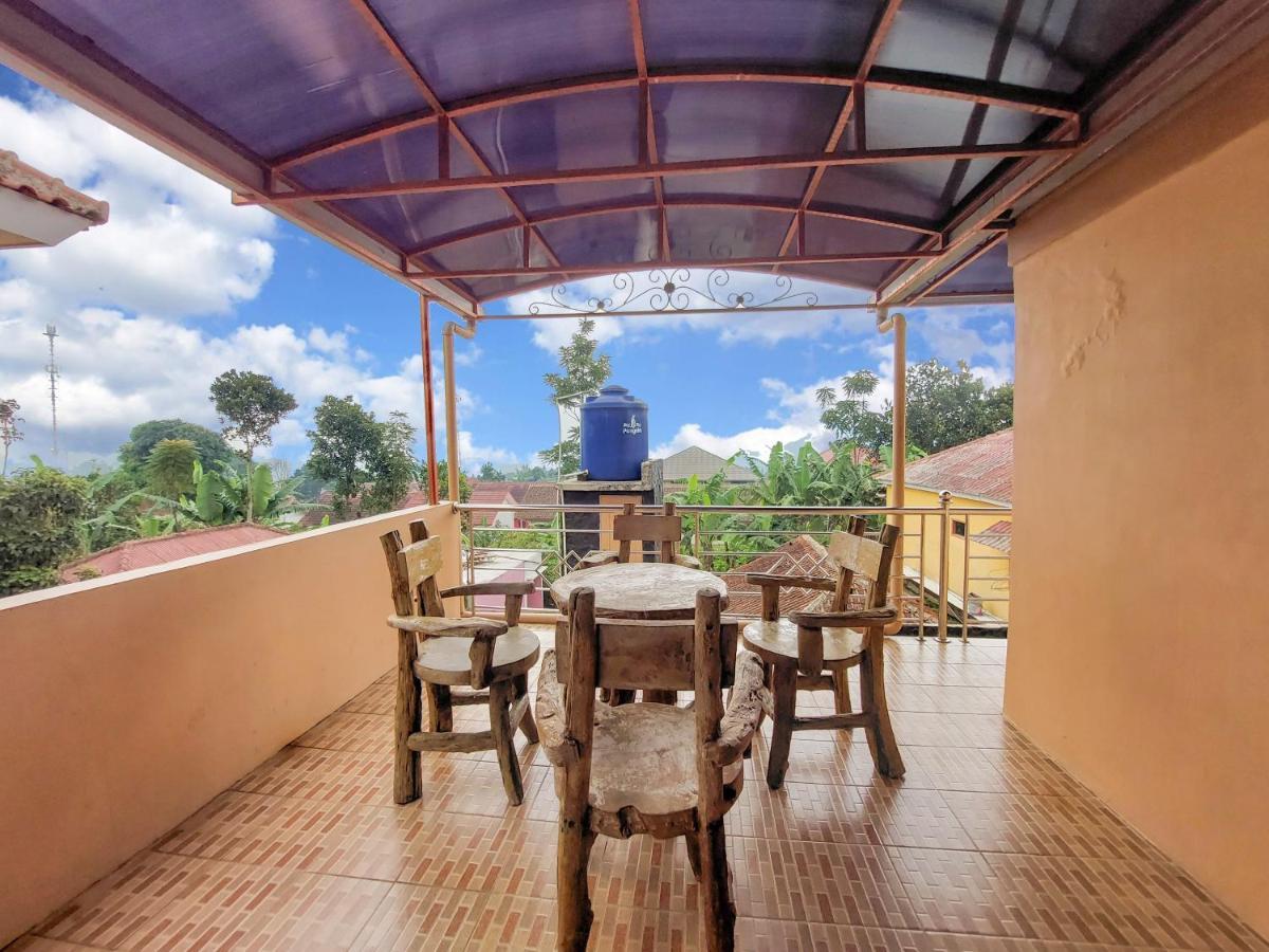 Villa Samsu By Puncak Holiday Cianjur Exterior photo